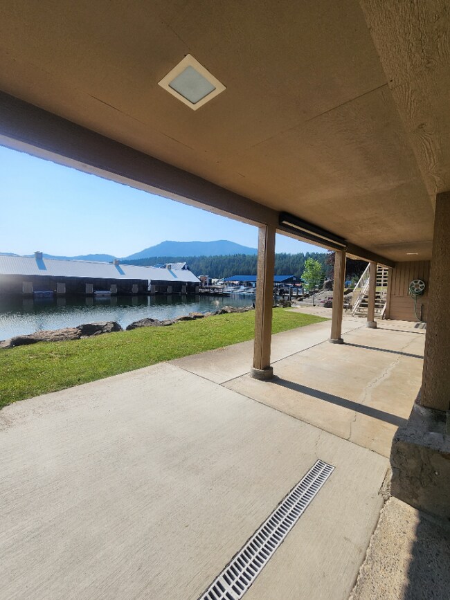 Building Photo - Bayview Lakeside Charmer