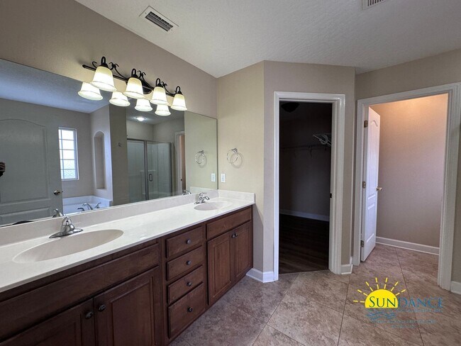 Building Photo - Spacious 3 Bedroom Home in Mary Esther!