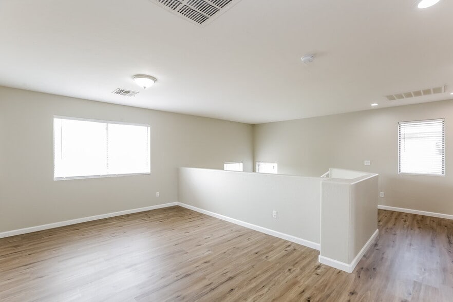 Building Photo - 3447 E Powell Way