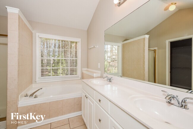 Building Photo - 60 Evans Point