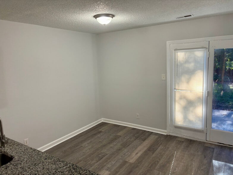 Building Photo - 2630 Hitchcock Dr