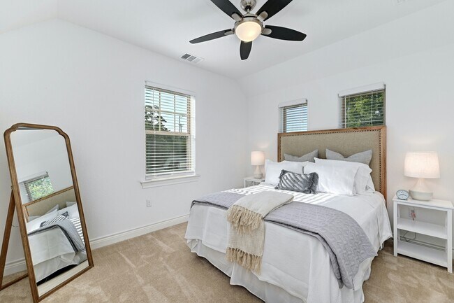 Building Photo - 2400 Winsted Ln