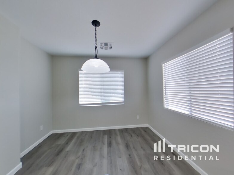 Building Photo - 4558 E Silverbell Rd