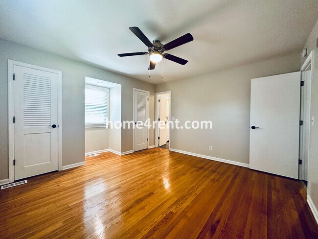 Building Photo - Cozy Ranch Home in Shawnee w/ Plenty of Natural Light, Wood Floors Throughout and an Updated Kitc...