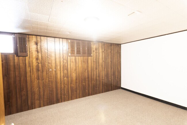 Building Photo - 421 N Rouse Ave