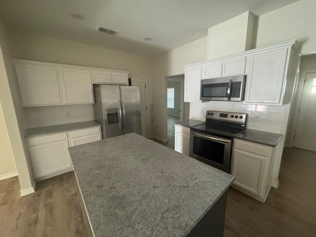 Building Photo - 3 bedroom, 2 bath