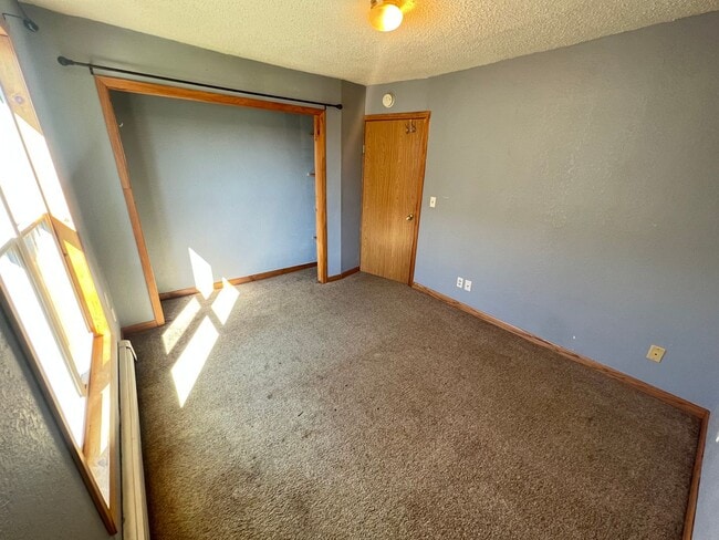 Building Photo - Upper Level 2 Bedroom Apartment - AVAILABLE JUNE
