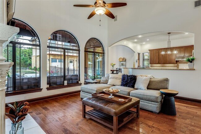 Building Photo - 17005 Northlake Hills Dr