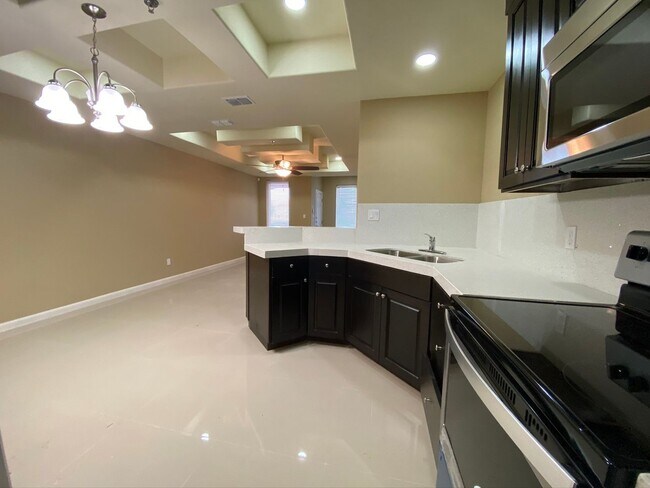 Building Photo - 3Bed/2.5 Bath Townhome, Mcallen TX