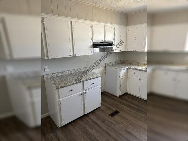 Building Photo - 10801 Excalibur Dr