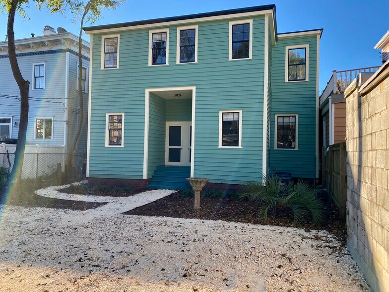 Courtyard & off street parking - 118 W Duffy St