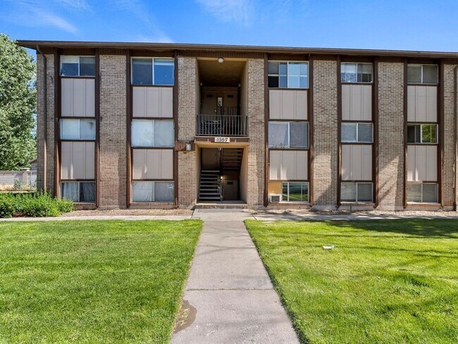 Building Photo - 1355 N Redwood Rd
