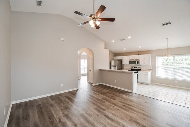 Building Photo - 1844 Lake Forest Ln