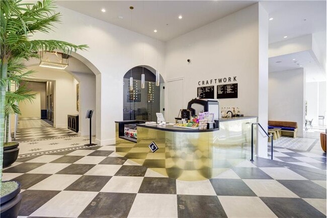 Building Photo - 702 E 11th St