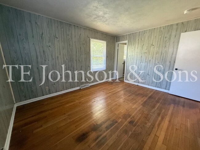 Building Photo - 3BR Home with Stainless Steel Appliances, Hardwood Floors & Carport