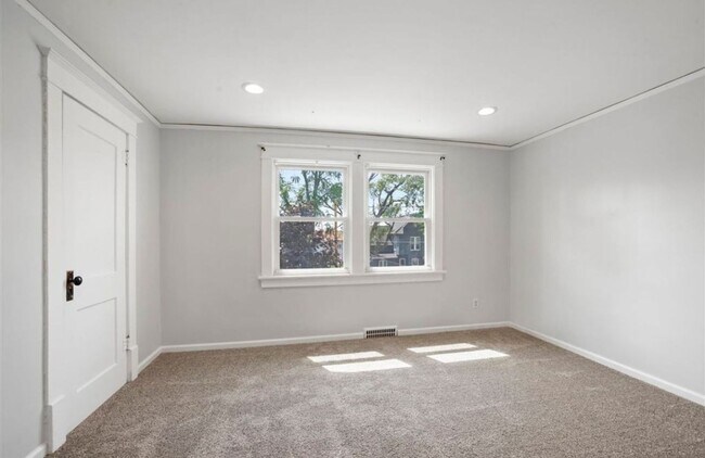 Building Photo - $1350 | 3 Bedroom 2 Bath | Fenced in backyard | Central A/C | Pet Friendly