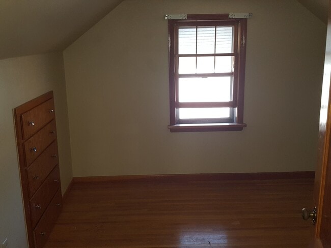 Building Photo - 4 bedroom 1 bath home