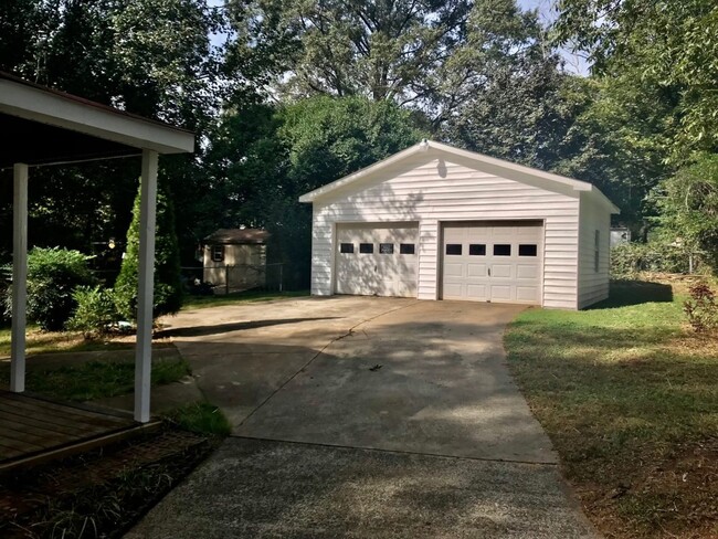 Building Photo - Beautiful 2 bedroom 1 bath home in charlotte