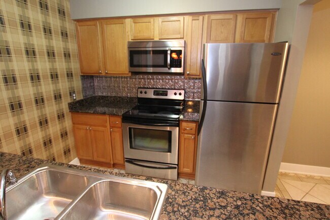 Building Photo - Coastal Condo Living with Pensacola Bay Views, Waterfront Pool Access & Prime Location Near Downt...