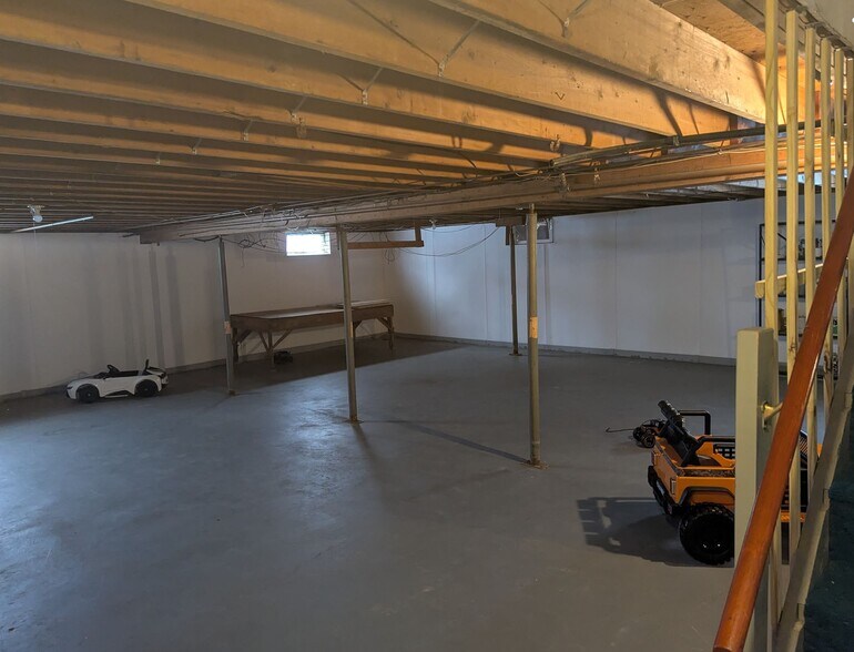 Large Dry Basement for Storage - 39 Baylis St