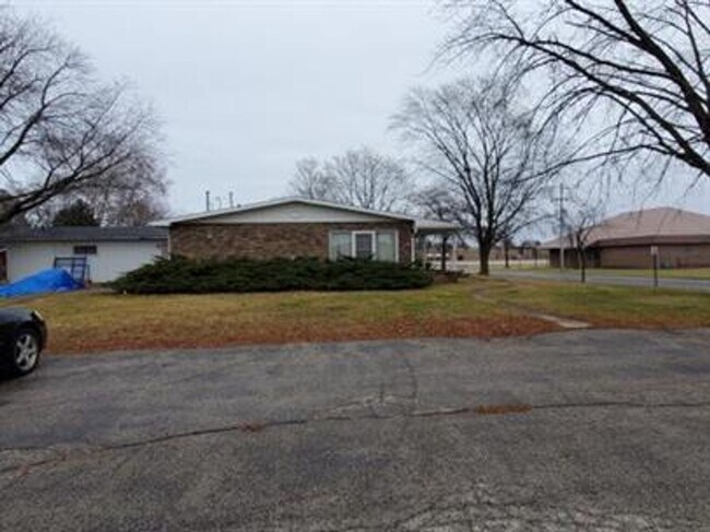Building Photo - 7 Bed 2.5 Bath House for Rent