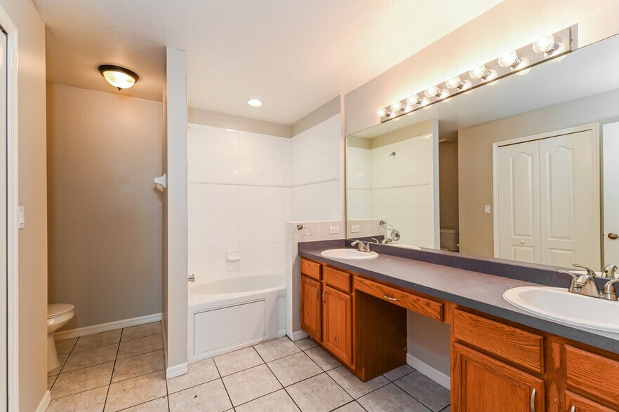 Building Photo - 1103 SW 40th Terrace