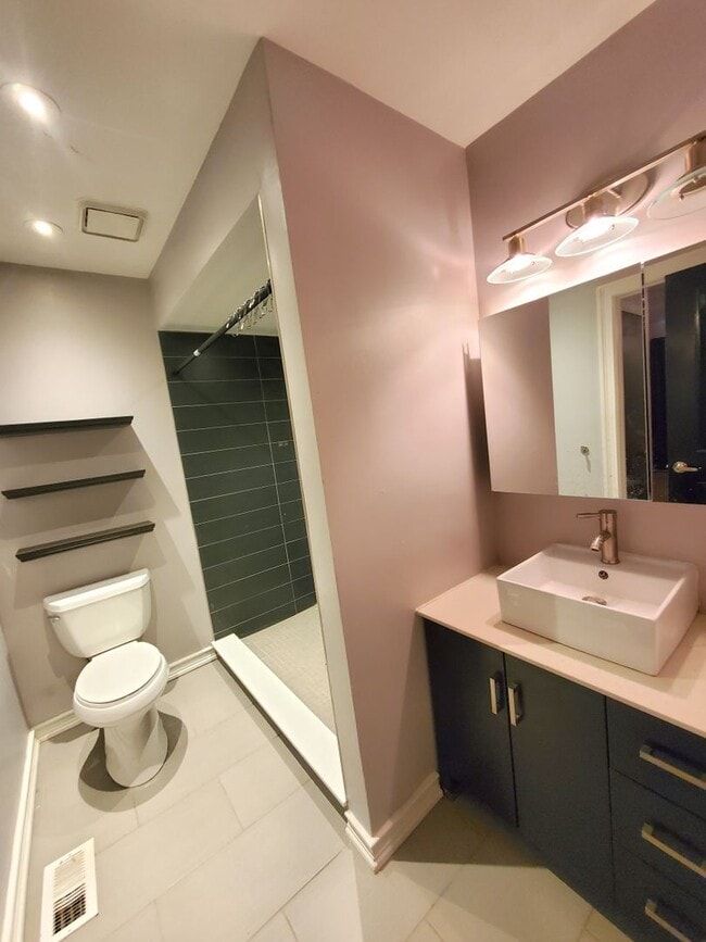 Building Photo - Spacious end-unit townhouse, with elegant kitchen, 3-bedrooms & attached garage