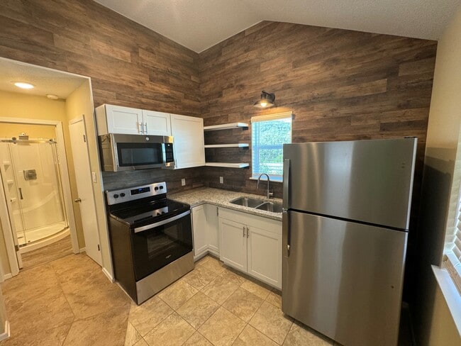 Building Photo - 1010 Rockmoor