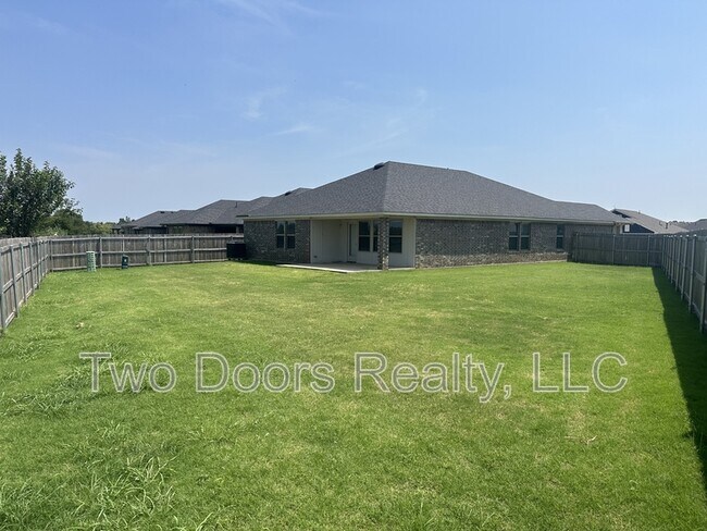 Building Photo - 2229 Roca Dr