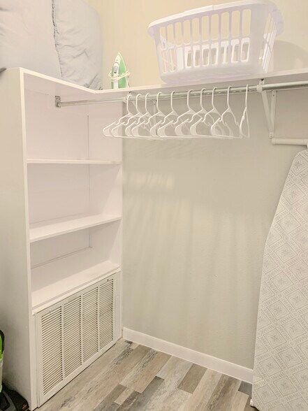 walk-in closet - 6502 Cedarhill