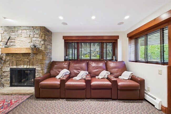 Building Photo - 593 Meadowood Dr