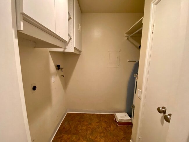 Building Photo - 2 Bed, 1 Bath Condo with a view of the hills!