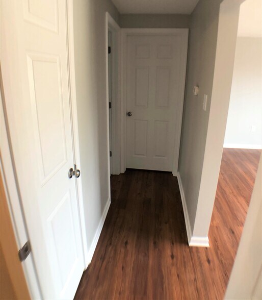 Building Photo - 162 Pointview Rd