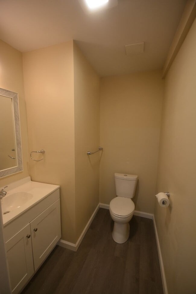 Building Photo - Updated and Charming 3 Bedroom 1.5 Bathroo...