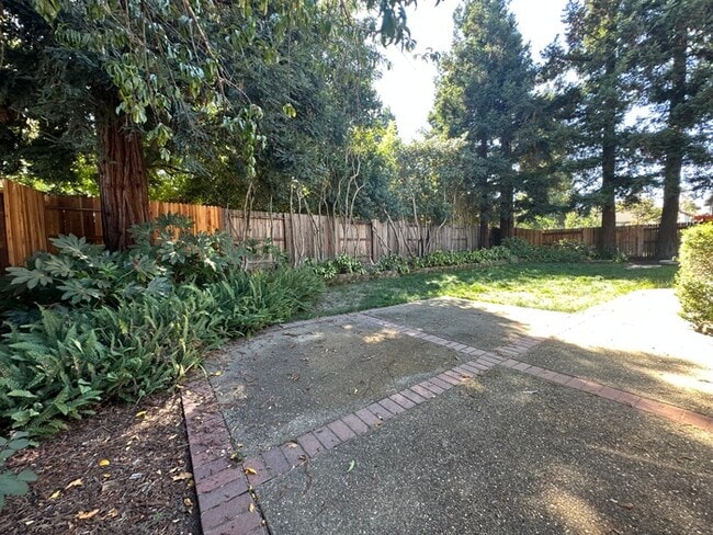 Building Photo - Beautiful 4 Bedroom Single Story For Rent in Gold River!