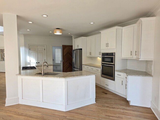 Building Photo - Private 4 bed 3 bath home located in Marietta on 4.5 acres