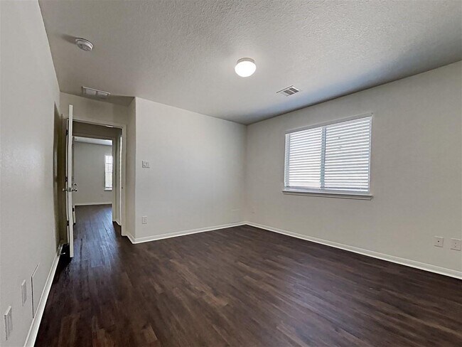 Building Photo - 30011 Saw Oaks Dr