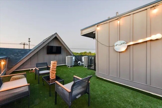 Building Photo - 738 Douglas Ave