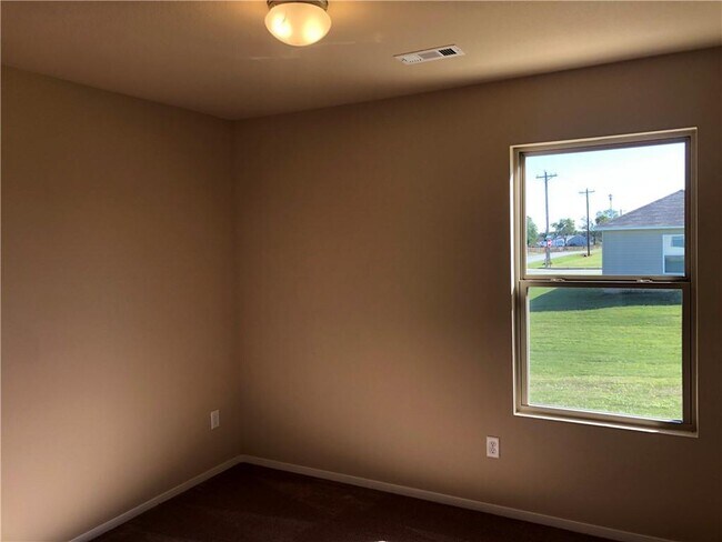 Building Photo - 602 W Pittsfield