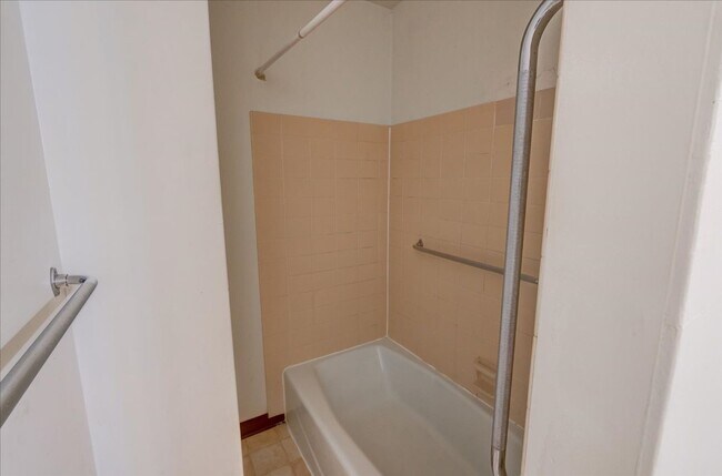 Building Photo - 1329/1331 S Thompson Dr