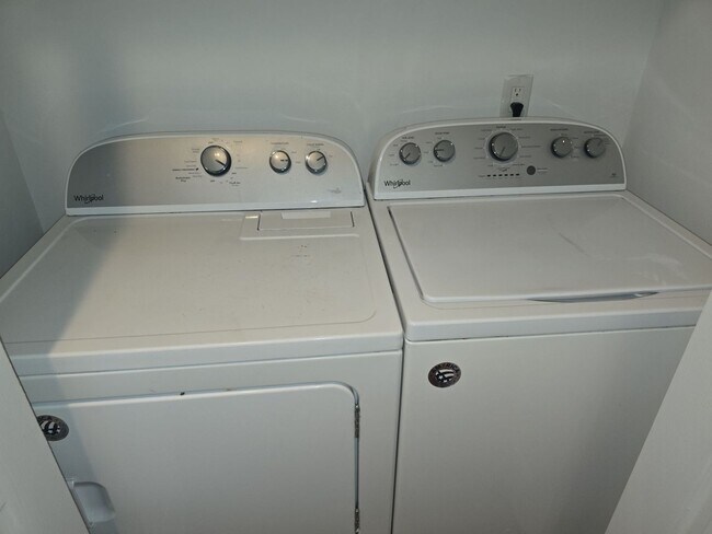 Building Photo - 2 bedroom 1 bath unit duplex