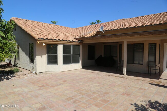 Building Photo - 827 W Harbor Dr