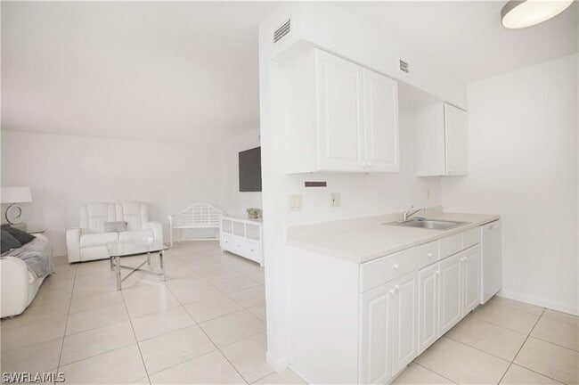 Building Photo - 4635 Bayshore Dr