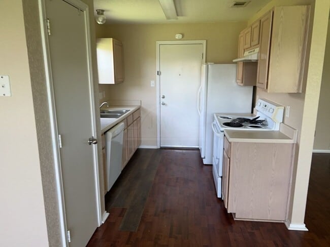 Building Photo - 3308 Lakecrest Dr
