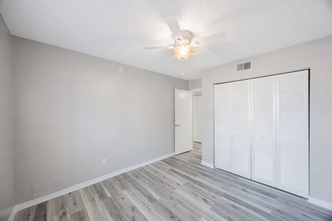 Building Photo - The Oaks at Safety Harbor 3 bedroom 2 bath