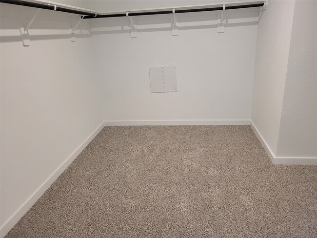 Building Photo - 4947 Oakwood Dr