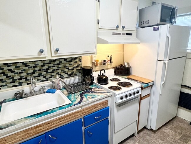 Building Photo - Clean Downtown One Bedroom Utilities Included