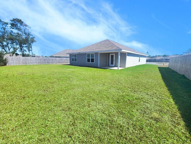 Building Photo - Perfectly Located, Pet Friendly, 4/2 Home ...