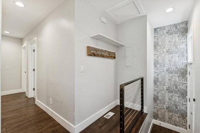 Building Photo - 1041 Yale Ave S