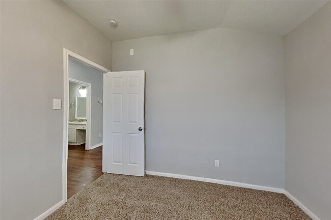 Building Photo - 5803 Village Grove Dr